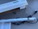 Leveres godt pakket inn med solid wireoppheng og klips. Jordet støpsel. thumbnail
